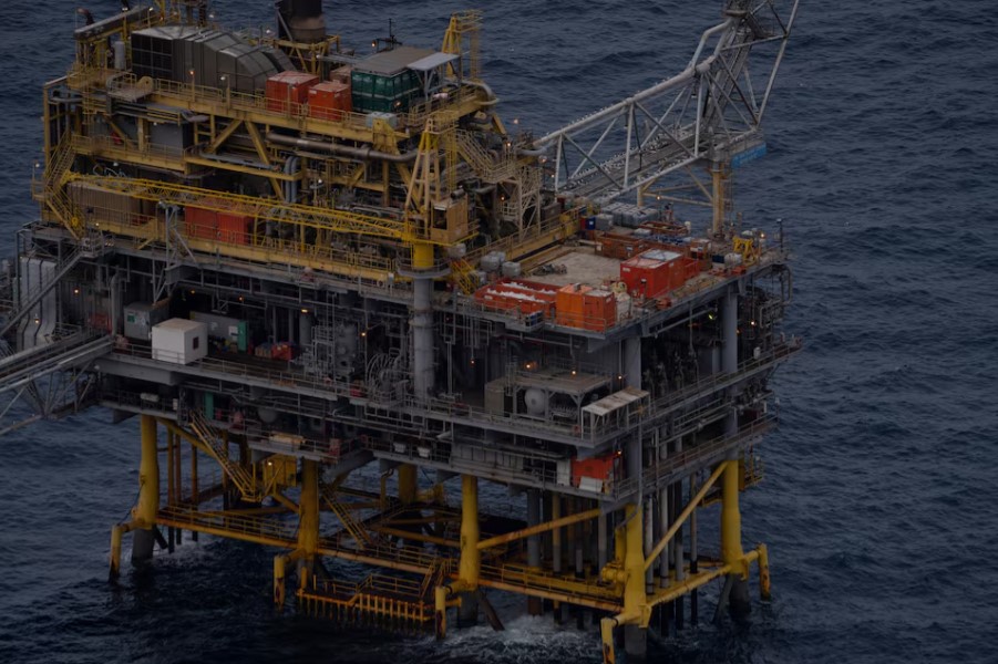 Plus de 30 migrants bloqués sur une plate-forme pétrolière au large de la Tunisie, selon une association caritative