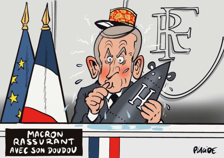 Emmanuel Macron, le doigt sur le bouton nucléaire, tente de rassurer les Français
