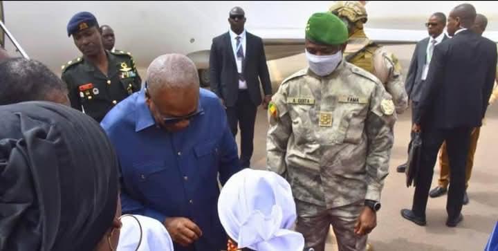 Mali : Le président de la République du Ghana, John Dramani Mahama, accueilli à l’aéroport international Modibo Keïta-Sénou