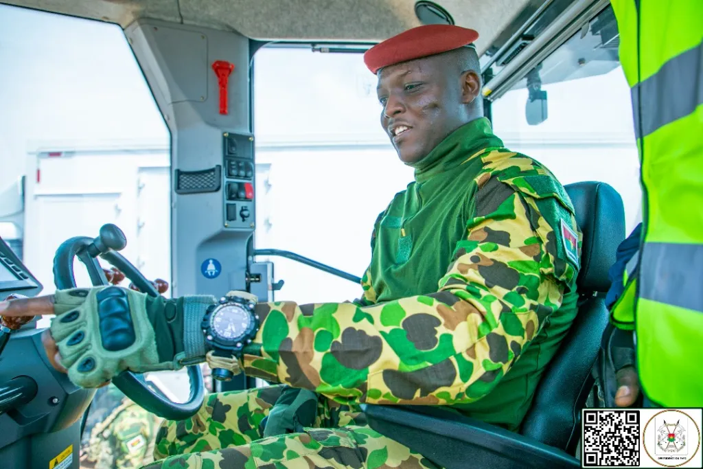 Burkina : Le président Traoré remet du matériel de 13 milliards pour développer des infrastructures hydro-agricoles