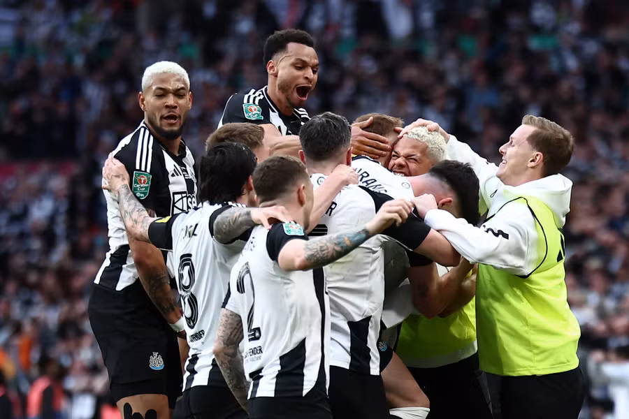Newcastle s'offre Liverpool en finale de League Cup, son premier trophée domestique majeur depuis 1955