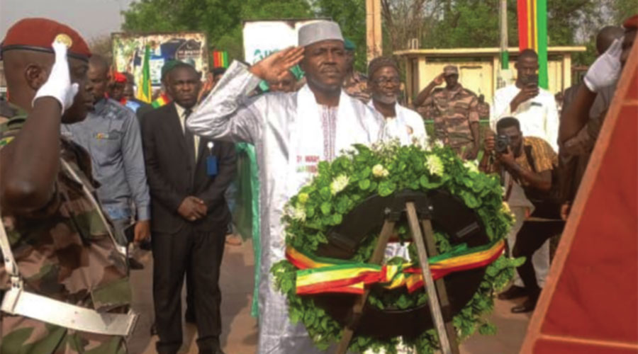 Monument Cabral de Bamako : Le Premier ministre, Abdoulaye Maïga, dépose une gerbe de fleurs 