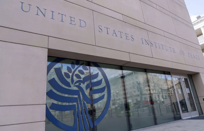 États-Unis : La commission de Musk met le président d’un institut pour la paix dehors avec la police