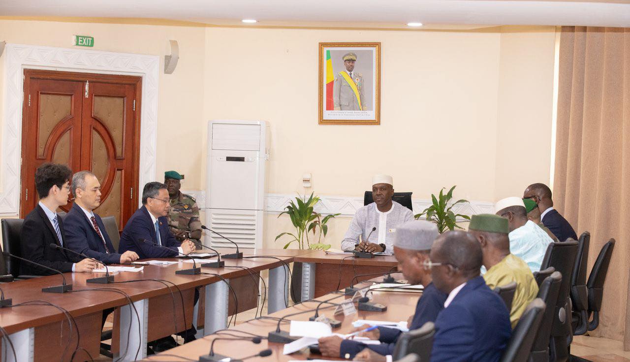 Exploitations illégales de ressources minières par des ressortissants chinois : Le Premier ministre échange avec l’Ambassadeur Chen Zhihong !