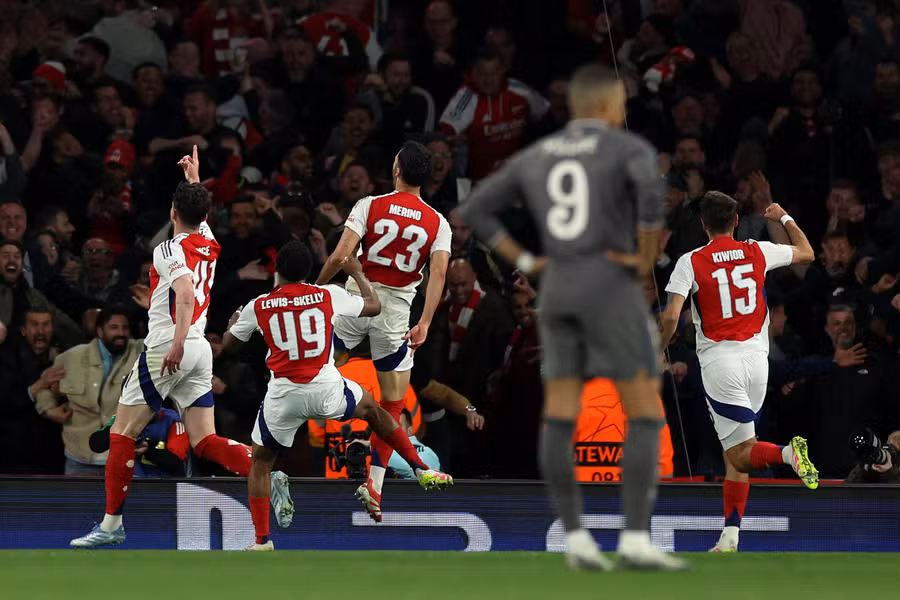 Ligue des Champions: Arsenal corrige le Real Madrid grâce notamment à un doublé sur coup franc de Rice