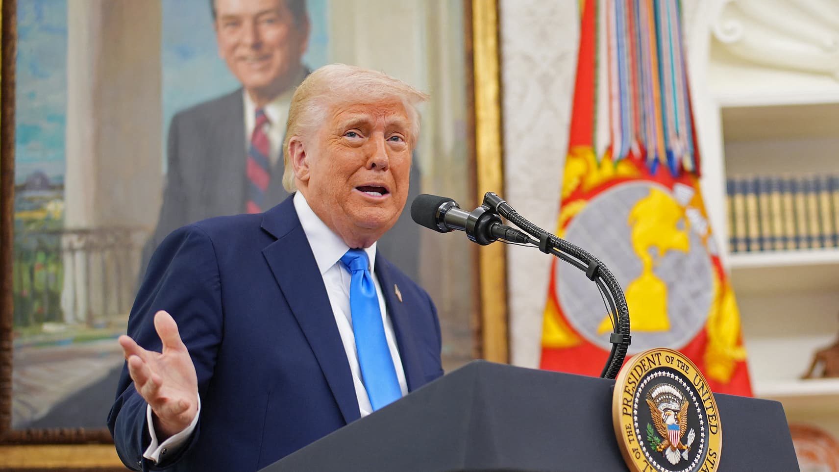 "Ils me lèchent le cul": Trump se moque des pays qui veulent négocier sur les droits de douane