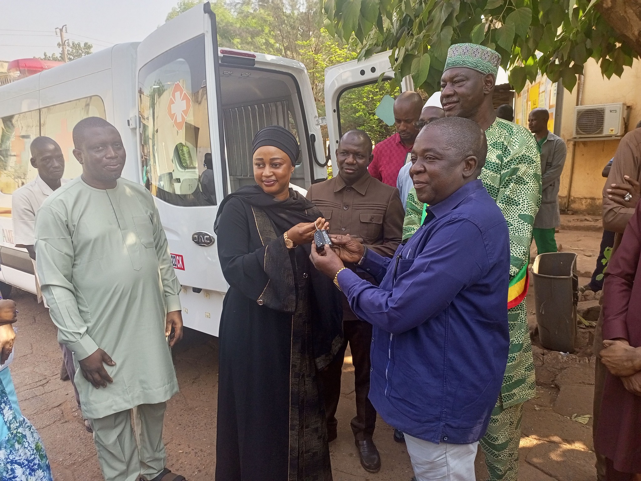 Petro Bama offre une ambulance médicalisée de 35 millions de FCFA au CSREF de la Commune V