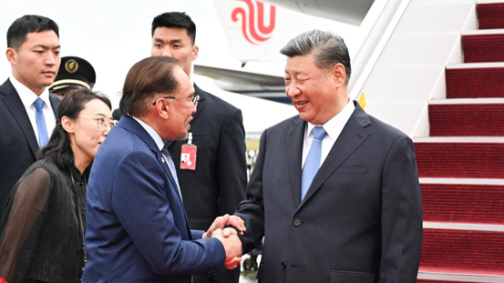 Xi Jinping arrive à Kuala Lumpur pour une visite d'État en Malaisie