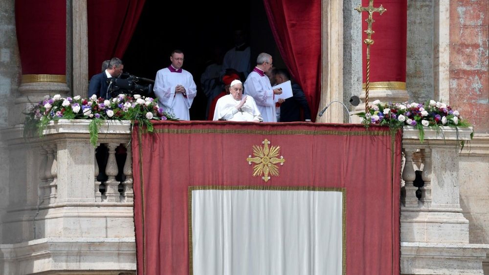 Pâques - Messe de la Résurrection: le Pape exhorte à chercher le Christ partout dans la joie