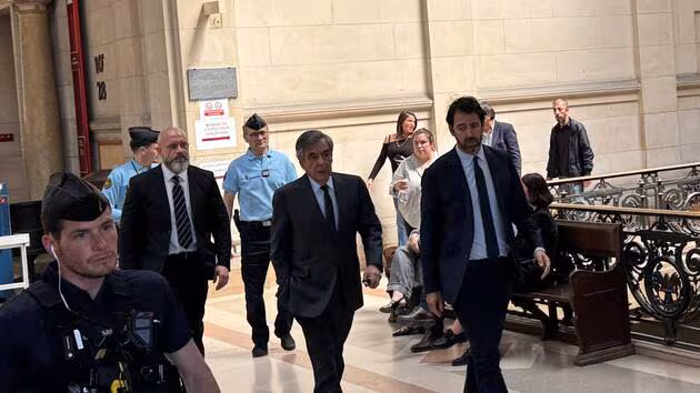 France : quatre ans de prison avec sursis requis contre l'ex-Premier ministre François Fillon