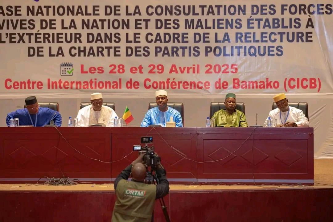 Dissolution de tous les patis politiques, élévation du Général d’Armée Assimi GOÏTA au rang de Président de la République pour un mandat renouvelable de cinq ans, telles sont les recommandations phares de la consultations des forces vives de la nation.