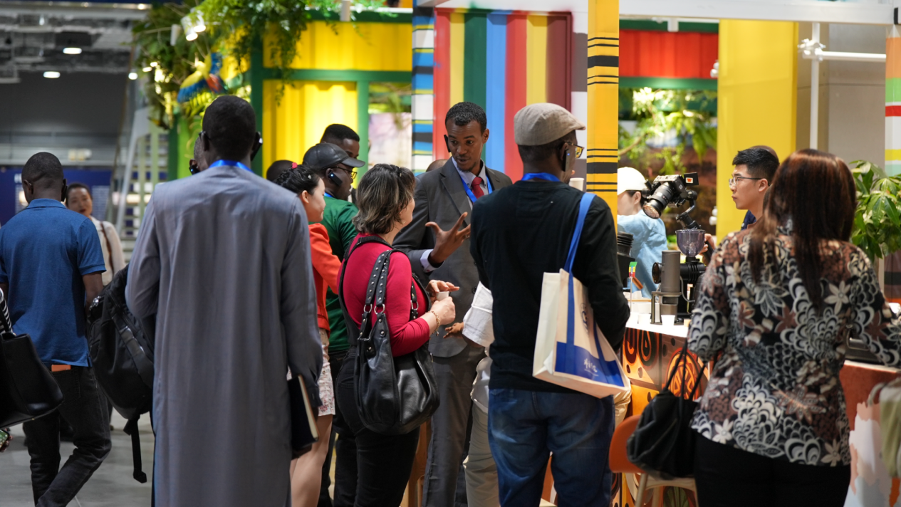 Visite de jeunes diplomates africains en Chine