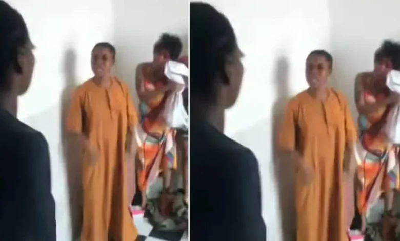 Une jeune femme bat son amie pour avoir porté sa robe sans permission