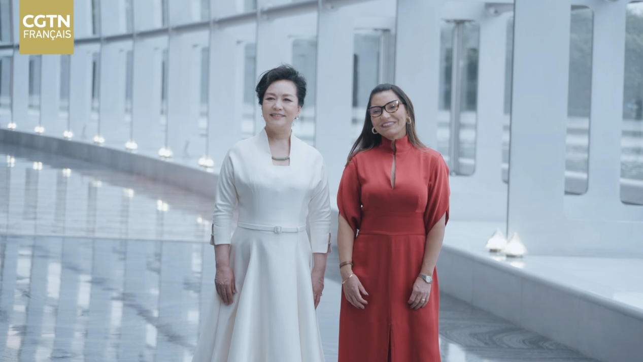Peng Liyuan et la première dame du Brésil visitent le Centre national des arts du spectacle de Chine