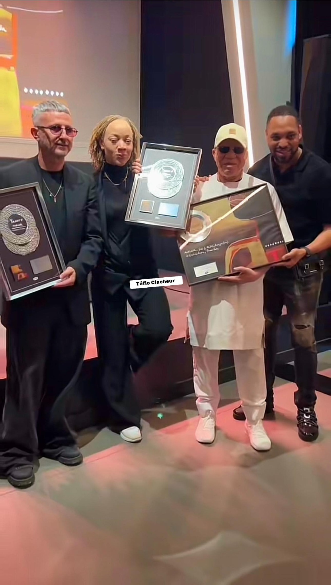 Salif Keita honoré avec un Disque d'Or et un Double Disque de Diamant pour "Yamoré"