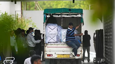 Inde : les familles endeuillées identifient leurs proches