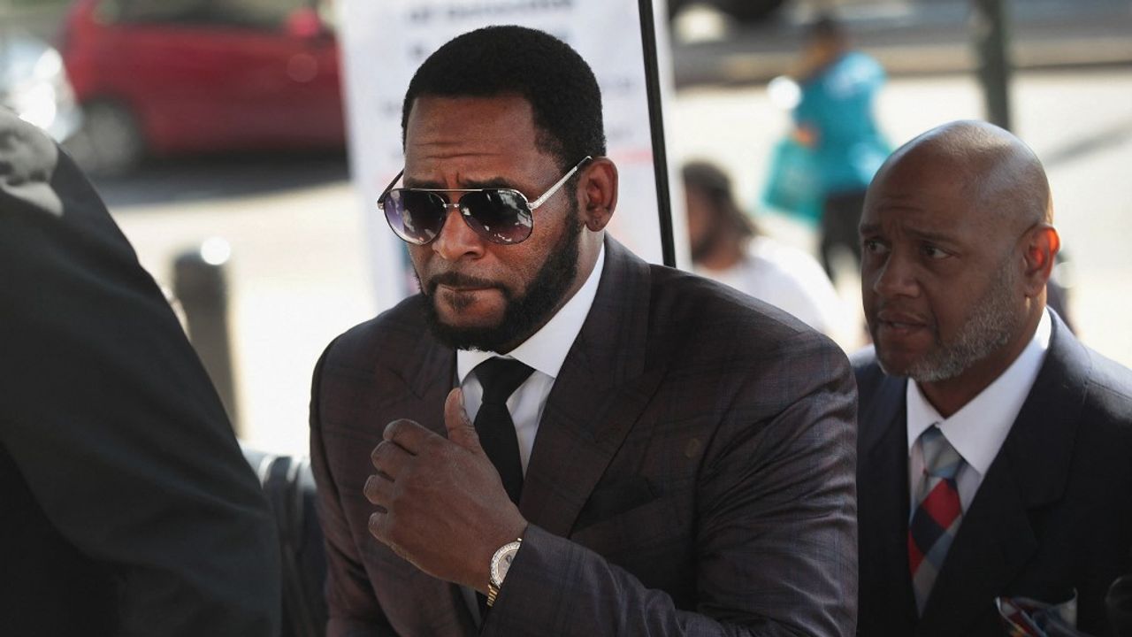 "Il a rampé jusqu'à la porte de sa cellule" : R. Kelly a été empoisonné en prison, accusent ses avocats