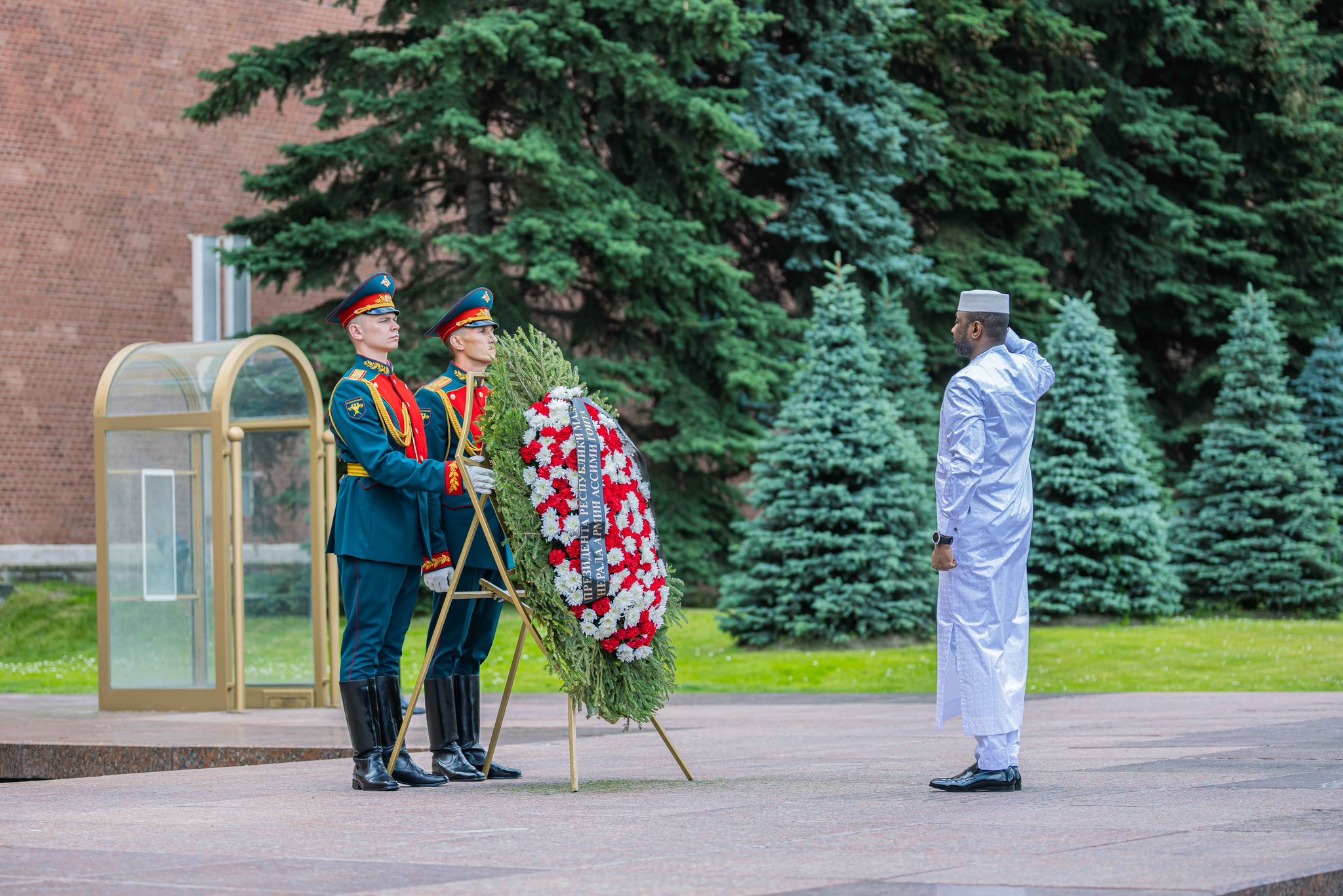 Le Président de la Transition rend hommage au Soldat inconnu à Moscou