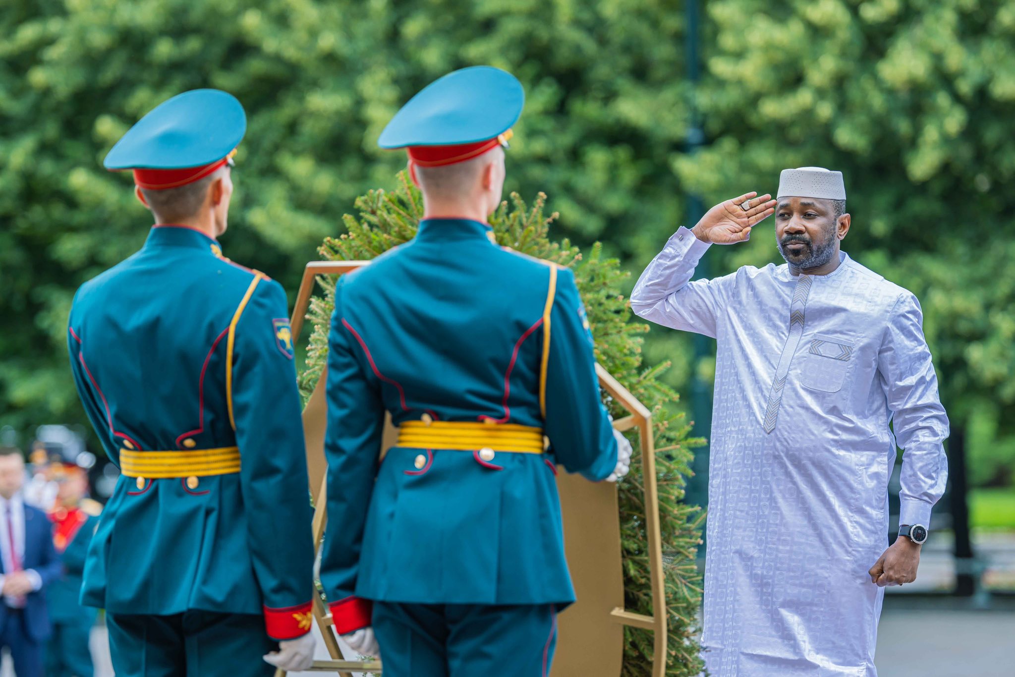 Le Président Assimi Goïta honore les soldats inconnus à Moscou