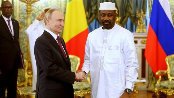 Le Président Assimi Goïta reçu au Kremlin par Vladimir Poutine pour resserrer les liens entre le Mali et la Russie