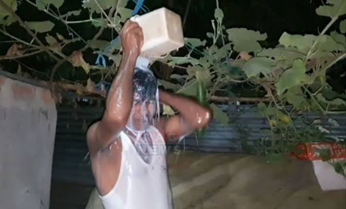 « Je suis libre » : un homme se baigne dans 40 litres de lait pour célébrer son divorce (vidéo)