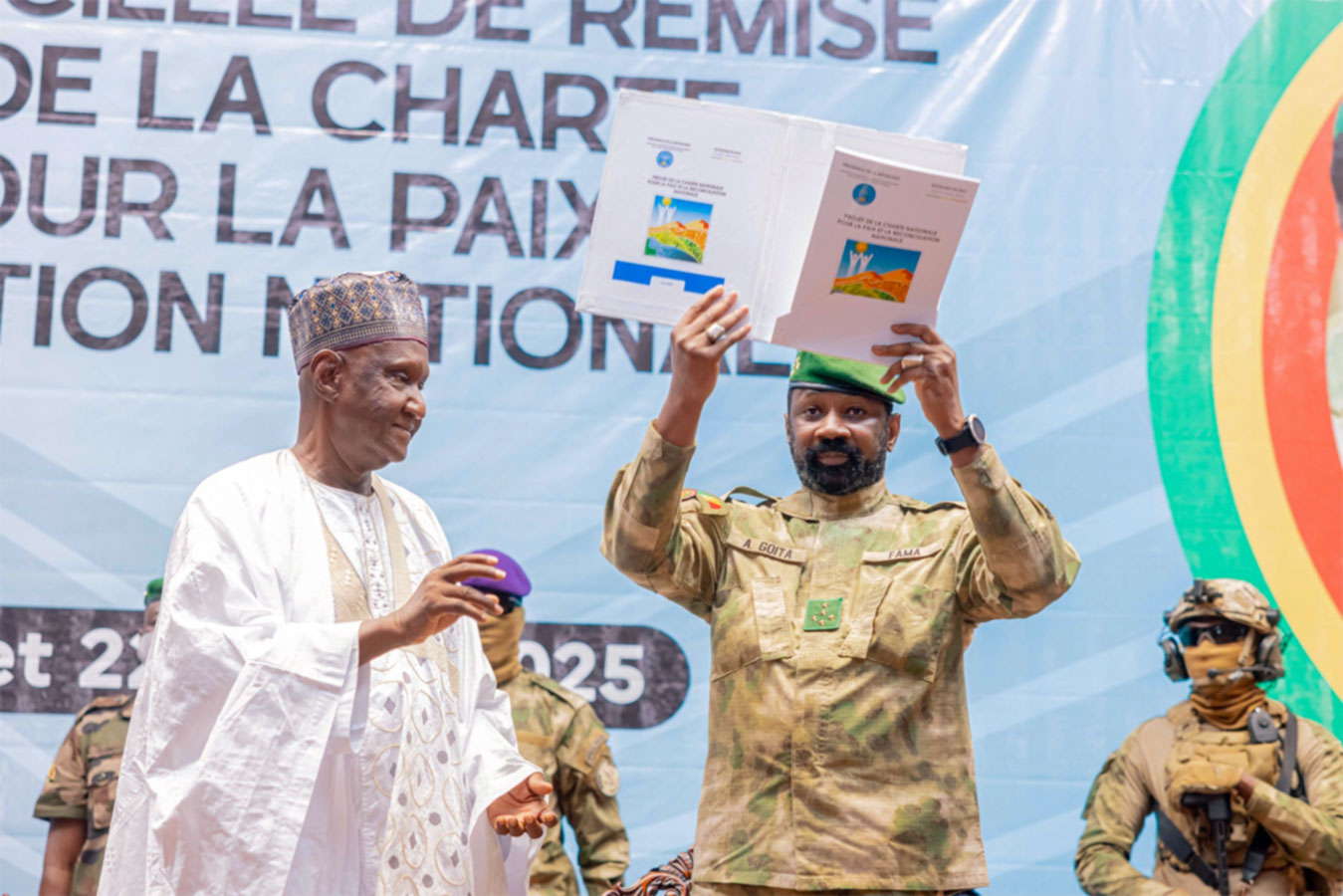 Général d’Armée Assimi Goïta recevant le projet de la Charte nationale pour la Paix et la Réconciliation nationale : « Une étape décisive dans la  volonté collective d’un avenir meilleur »