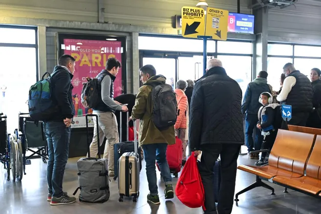 Un groupe d'adolescents français juifs débarqué d'un avion en Espagne