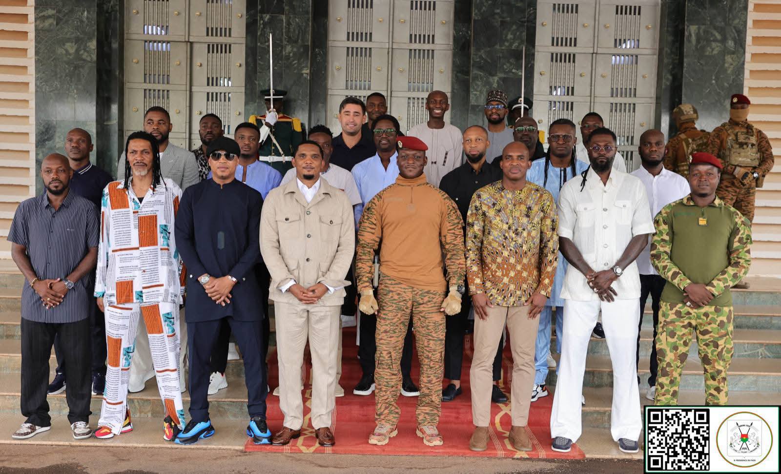 Le Capitaine Traoré a accueilli chaleureusement d'anciens grands noms du foot africain pour la grande réouverture du stade du 4-Août.