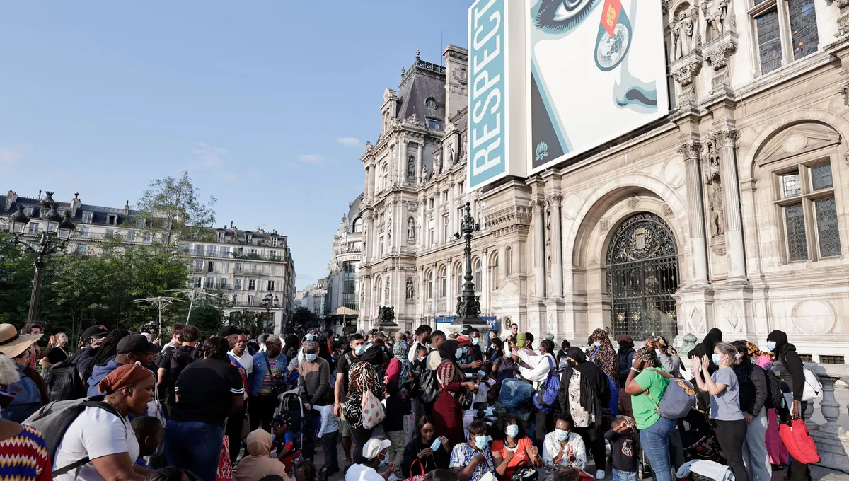 Paris : près de 230 personnes sans-abri ont passé la nuit devant l'hôtel de ville pour demander à l'État d'agir