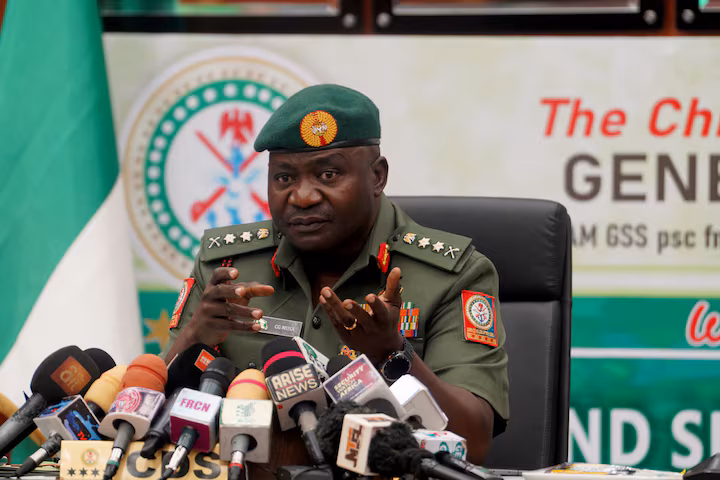 Le chef de la défense du Nigéria défend la conduite de l'armée sous surveillance
