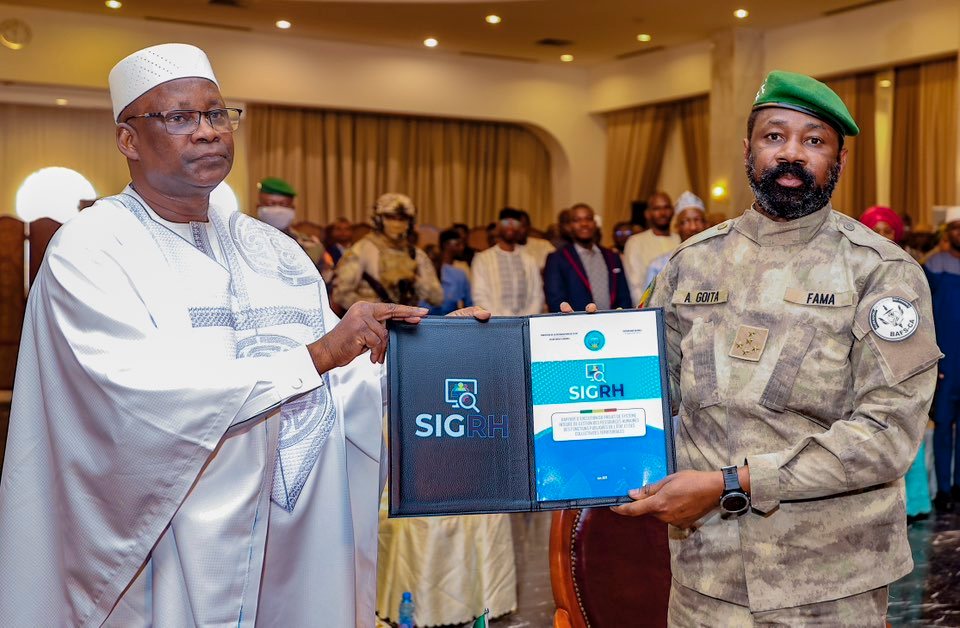 Remise du rapport SIGRH au Président de la Transition