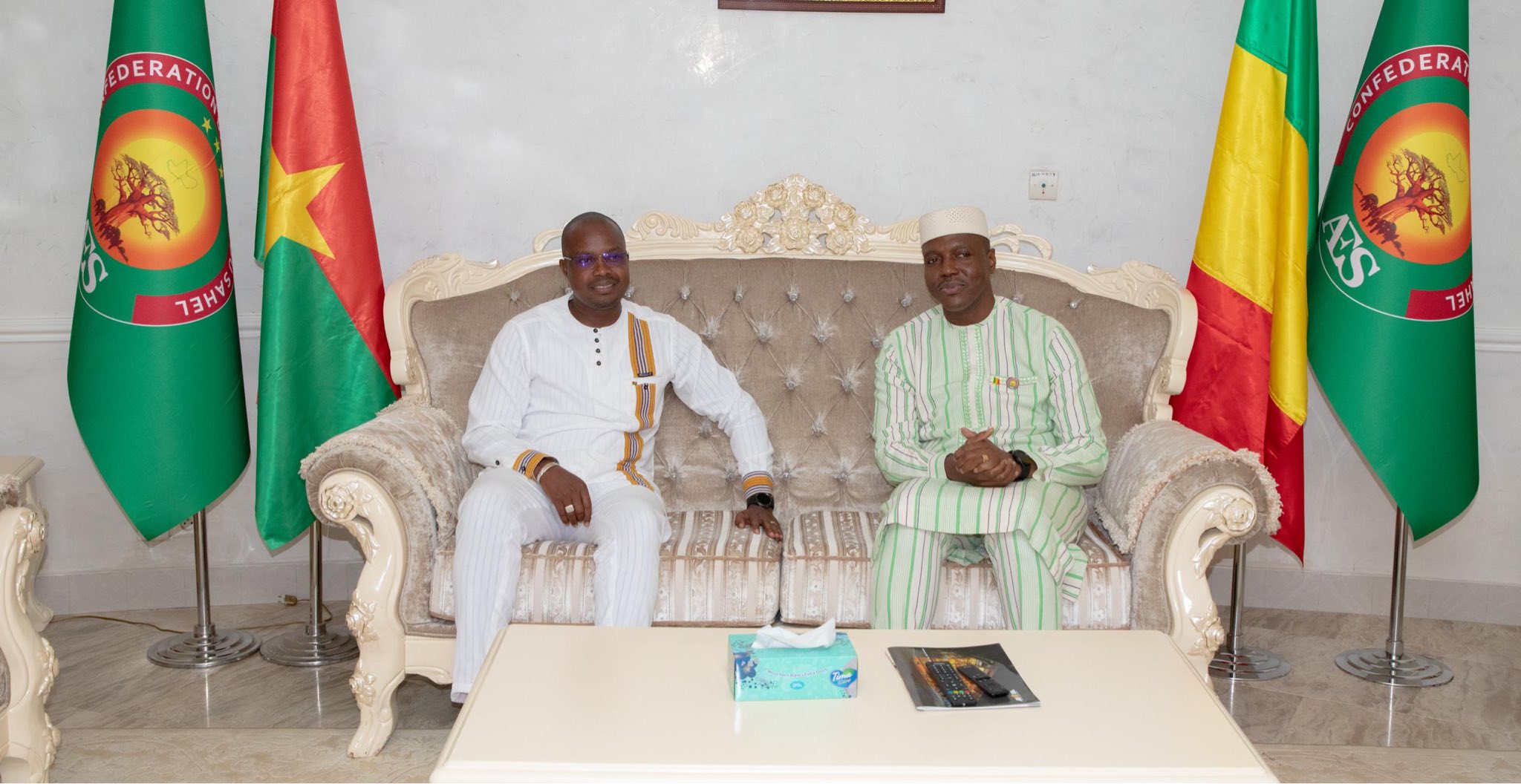 LE PREMIER MINISTRE ACCUEILLE SON HOMOLOGUE BURKINABÈ