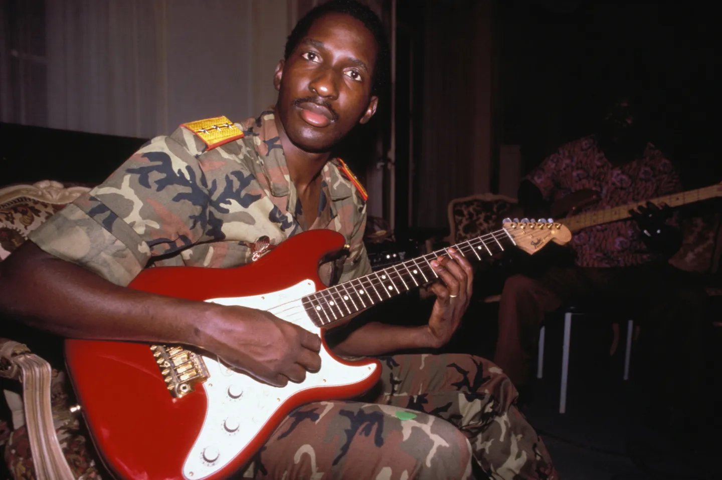 Thomas Sankara, la musique et la guitare rouge "offerte par Omar Bongo"