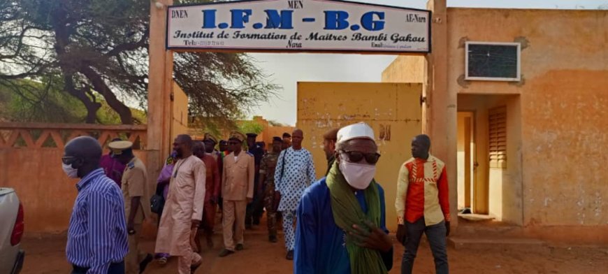 Institut de formation de maitres Bambi Gakou : Les élèves maîtres broient du noir à Nara