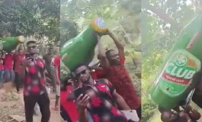 Une vidéo d’un Ghanéen enterré dans un cercueil en forme de bouteille de bière devient virale