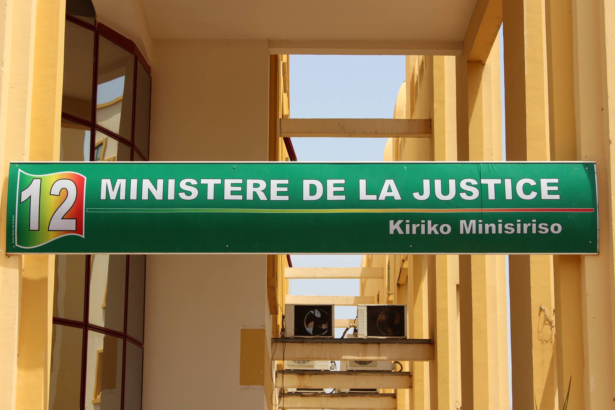 Le ministère de la Justice du Mali demande une action forte contre ceux qui organisent et assistent aux "soirées Dior".