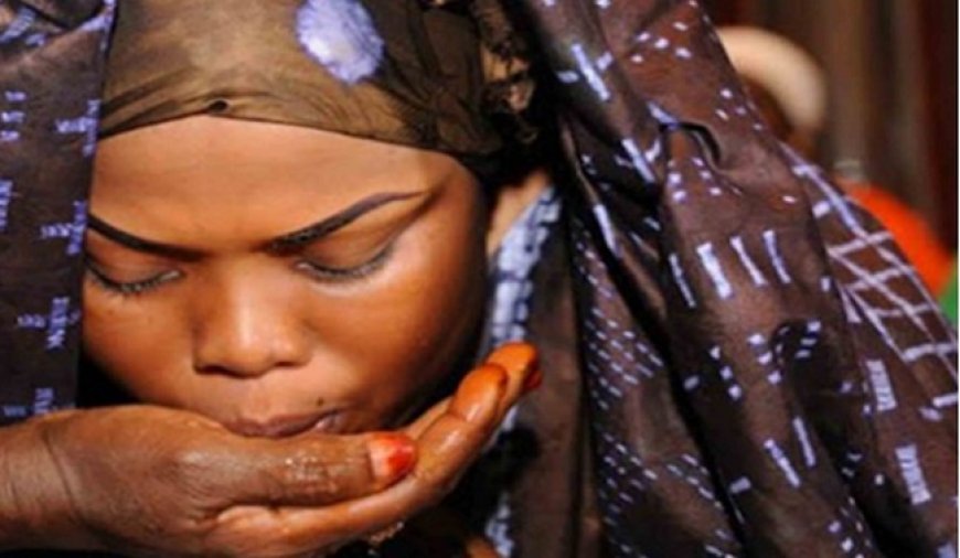 Nouvelle mariée : Les secrets du pagne noir porté sur la tête