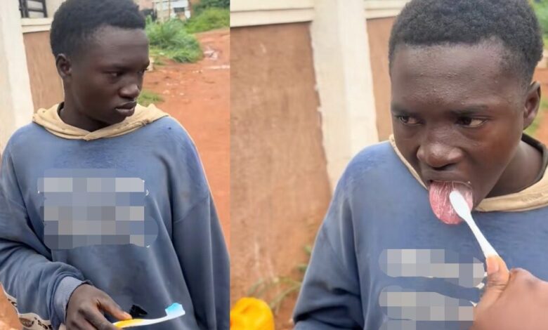 Accusé d’avoir une mauvaise haleine, il est forcé de se brosser les dents dans la rue