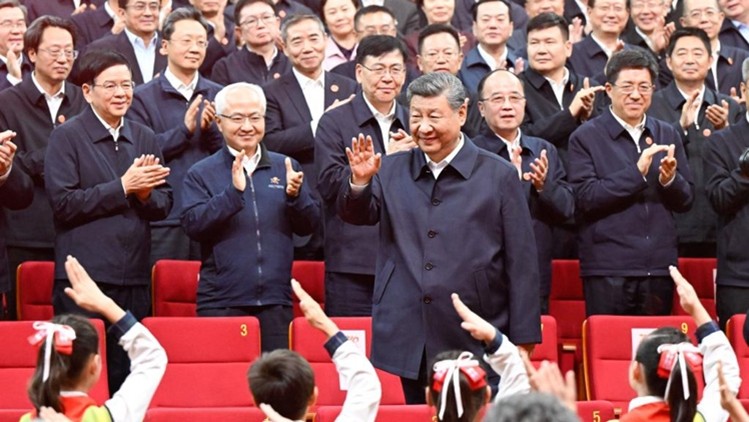 Xi Jinping assiste à un gala marquant le 70e anniversaire de la fondation de la région autonome ouïgoure du Xinjiang