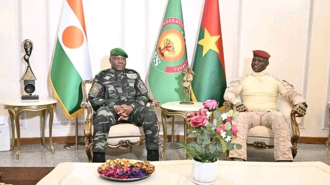 Rencontre au sommet à Ouagadougou : le Général Tiani reçu par le Capitaine Traoré