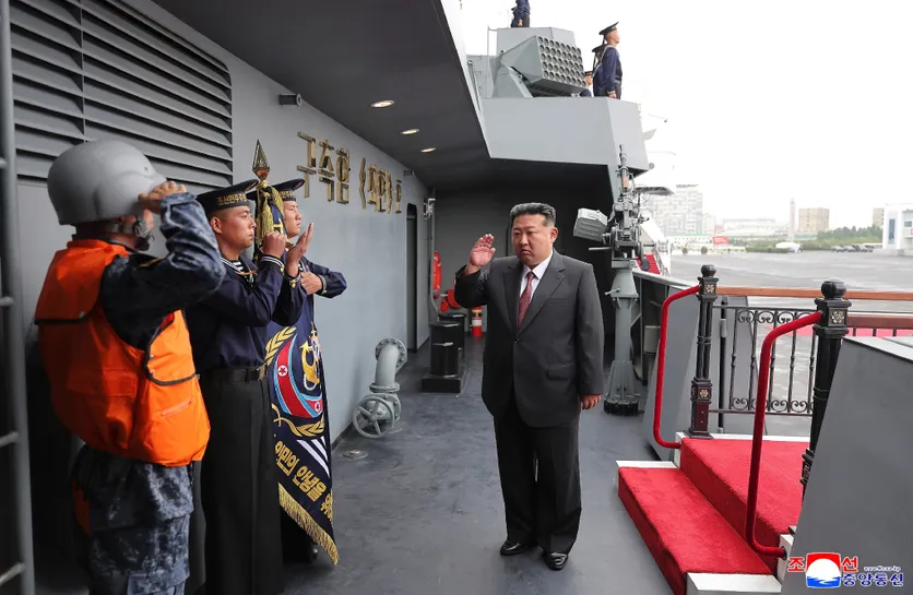 Corée du Nord: Kim Jong Un inspecte un nouveau destroyer de 5.000 tonnes