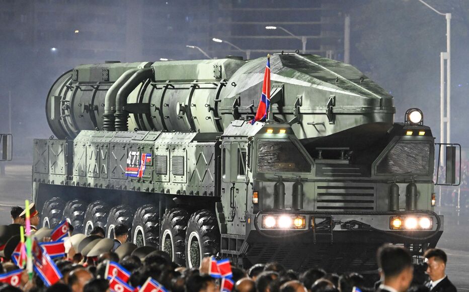 Missiles balistiques, tanks… la Corée du Nord dévoile ses nouvelles armes lors d’un défilé militaire