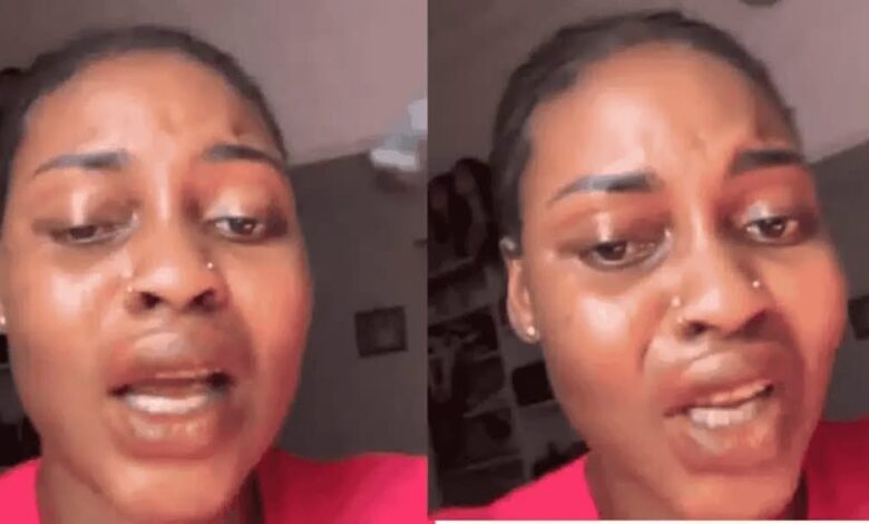 Une femme en pleurs après l’utilisation d’un gloss magique pour attirer les hommes riches