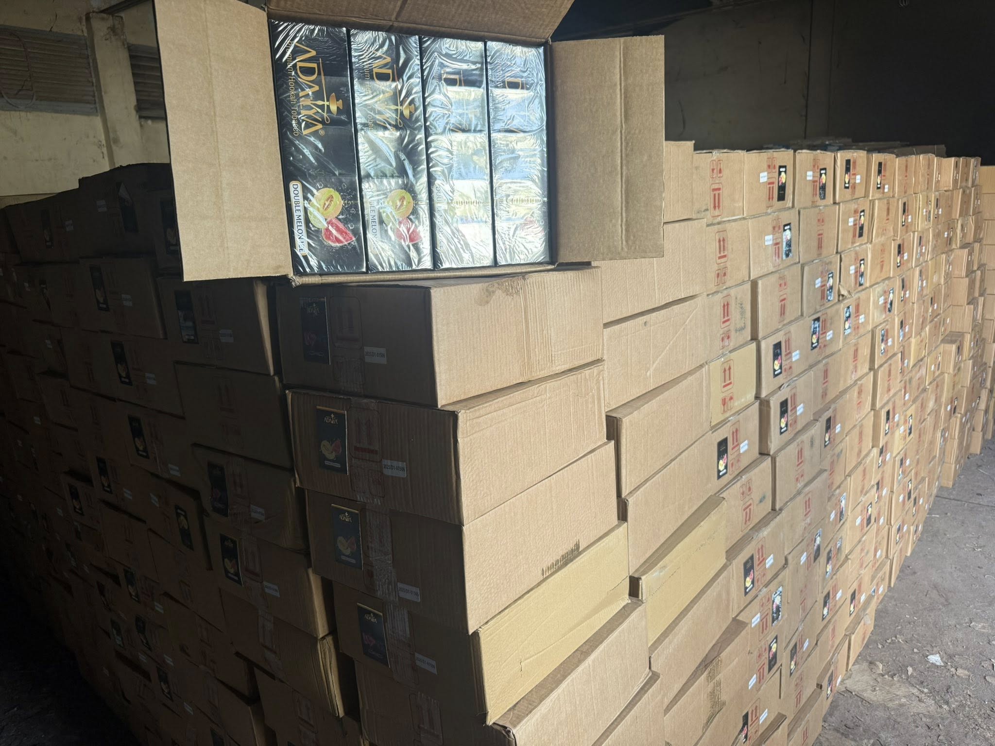 Coup de filet des Douanes : 11,8 tonnes de tabac à chicha de contrebande saisies à Bamako