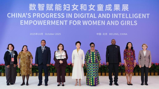 Peng Liyuan visite une exposition sur l'autonomisation numérique et intelligente des femmes et des filles