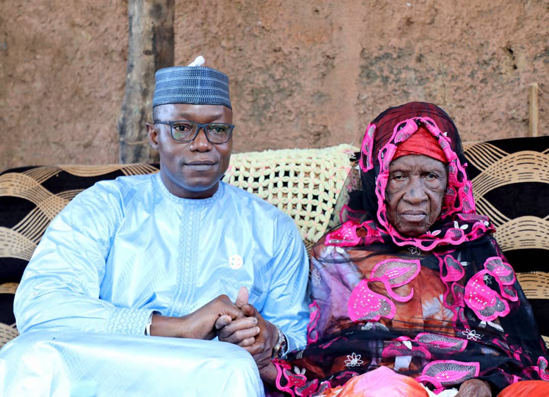 Mois de la Solidarité : le Président Malick Diaw rend visite à la doyenne de la Commune 6 de Bamako