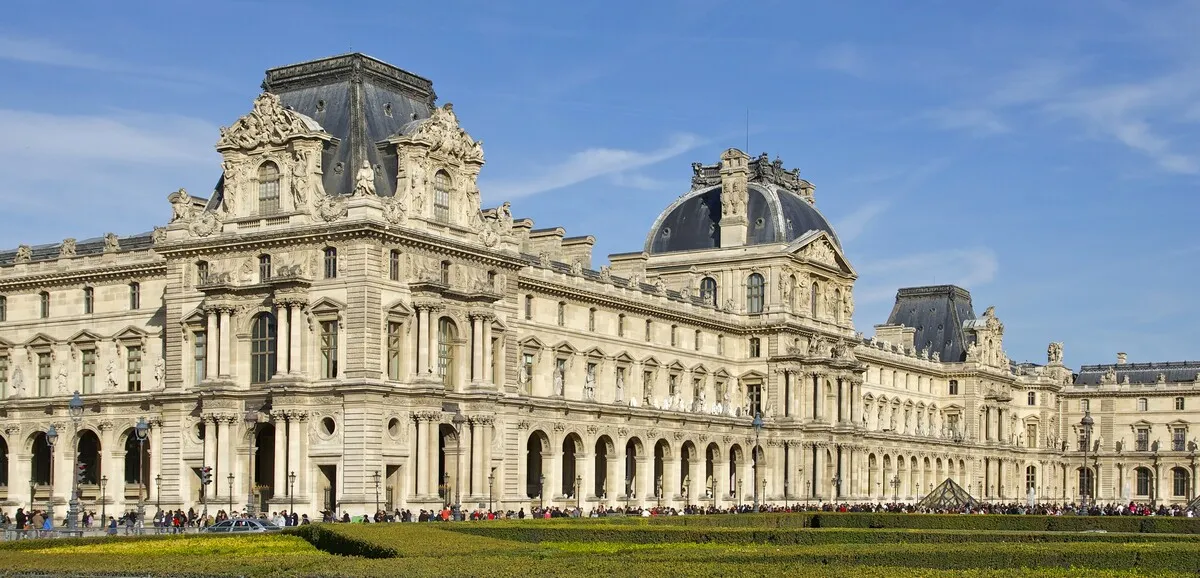 "Sept minutes" d'action, voleurs en fuite, bijoux "inestimables" : ce que l'on sait du cambriolage qui a eu lieu au musée du Louvre à Paris