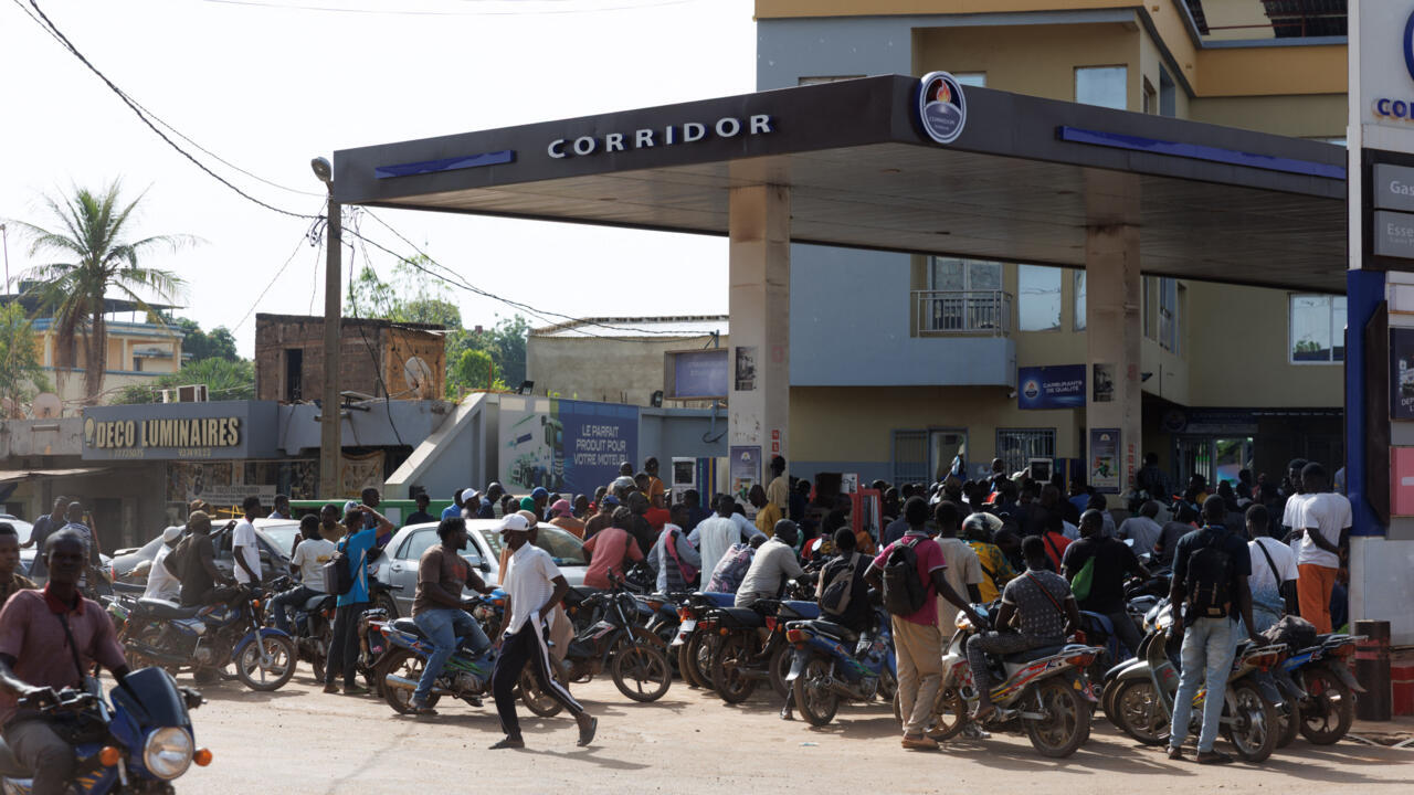 Pénurie de carburant dans les stations services à Bamako : les forces de l'ordre accusées de troubles sur fond de revente du précieux liquide 