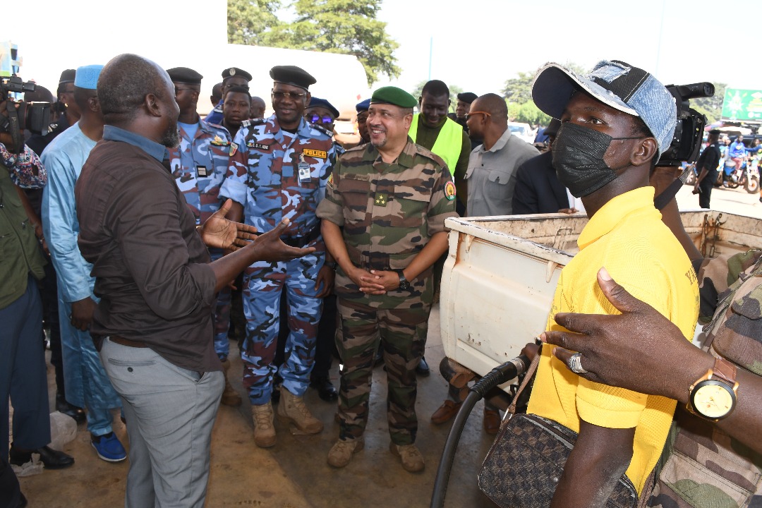 Approvisionnement en carburant : le Ministre de la Sécurité constate une nette amélioration de l'ordre dans les stations-service