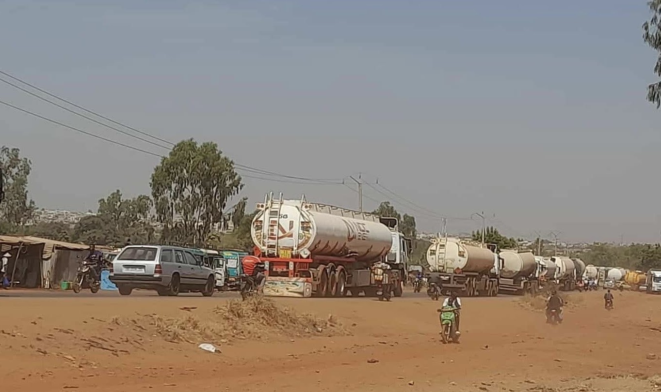 Crise du carburant : un important convoi de citernes arrive à Bamako sous escorte des FAMa